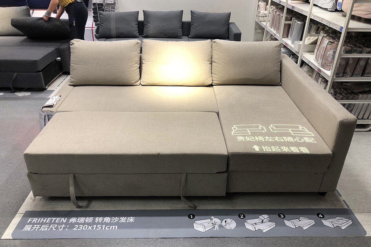 Sofá cama desplegado en una exposición