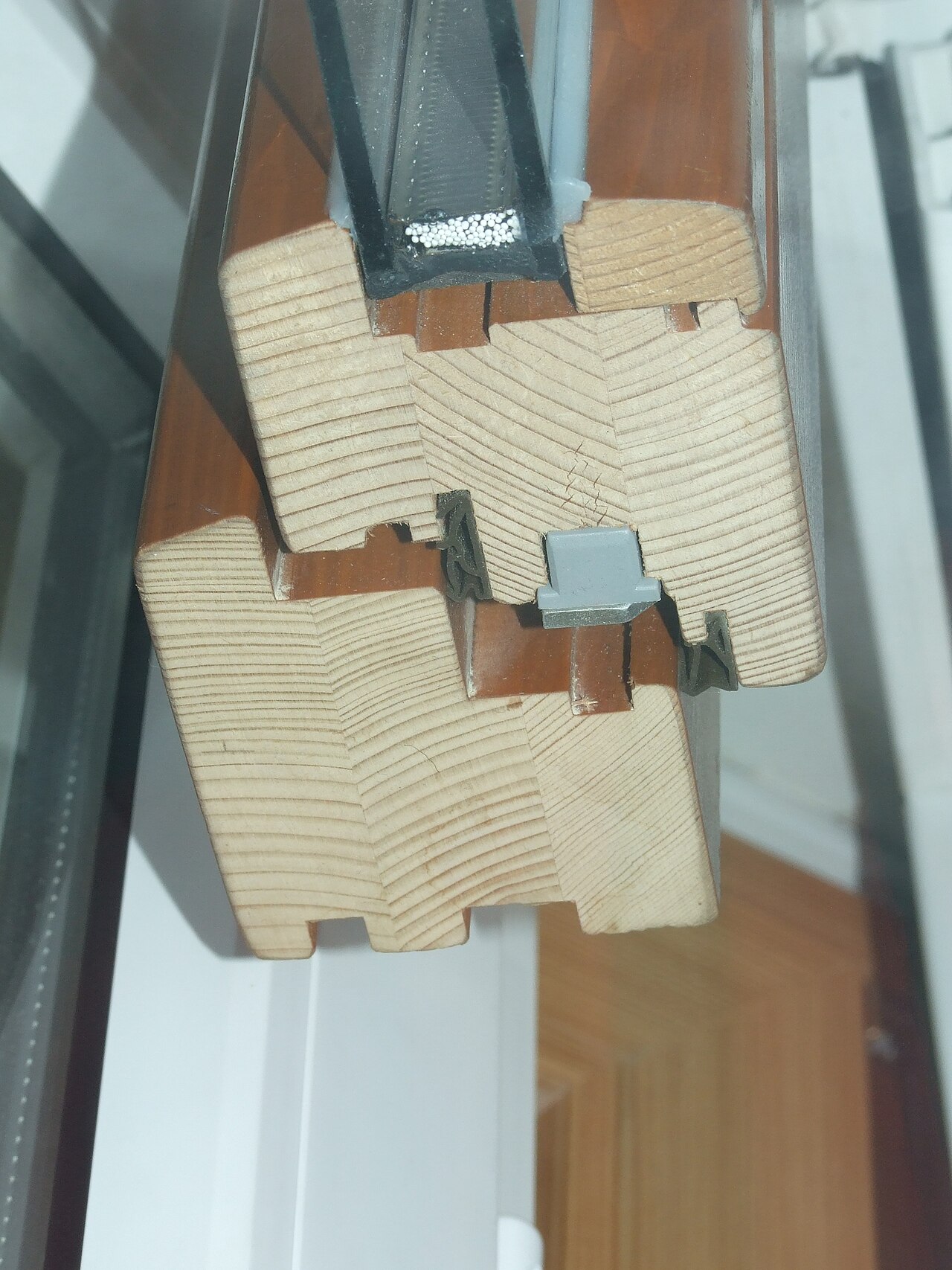 Muestra de perfil de ventana de madera con acristalamiento aislante