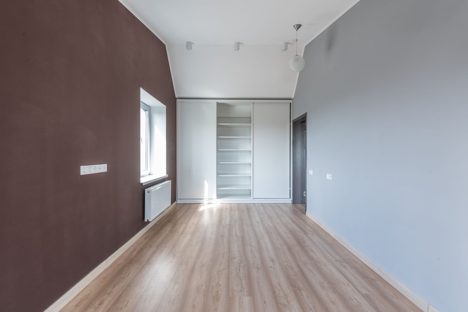 Habitación vacía con suelo de aspecto madera y luz natural
